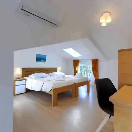 Ferienhaus Villa Camellia mit privatem Pool im schönen und ruhigen Trget Trgetari