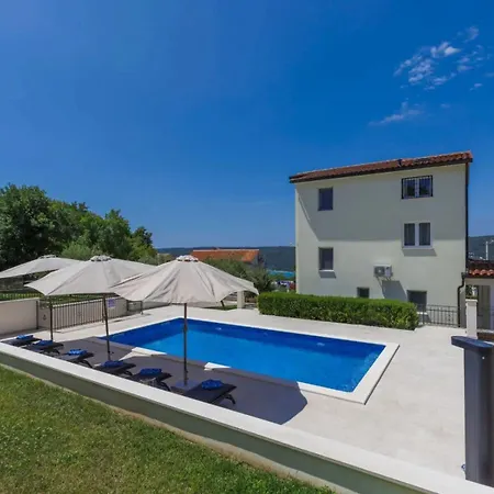 Schoene Camellia Mit Privatem Pool * Trgetari