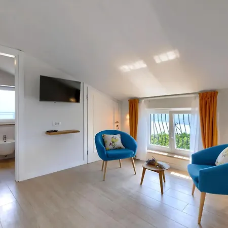 Villa Camellia mit privatem Pool im schönen und ruhigen Trget Ferienhaus