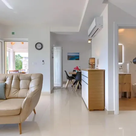 Ferienhaus Villa Camellia mit privatem Pool im schönen und ruhigen Trget Trgetari