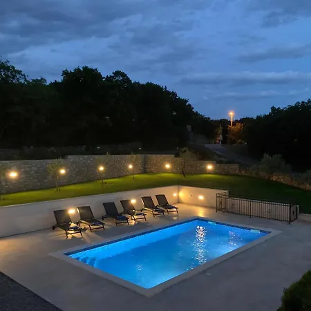 Villa Camellia mit privatem Pool im schönen und ruhigen Trget * Trgetari