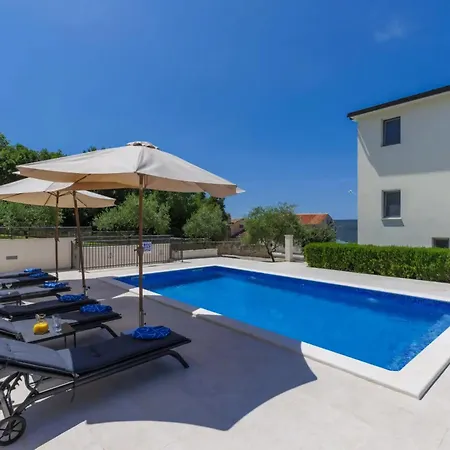 Villa Camellia mit privatem Pool im schönen und ruhigen Trget Ferienhaus Trgetari