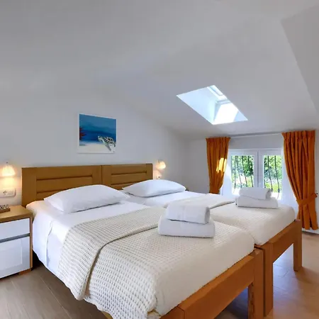 Villa Camellia mit privatem Pool im schönen und ruhigen Trget Ferienhaus
