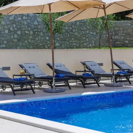Villa Camellia mit privatem Pool im schönen und ruhigen Trget Ferienhaus Trgetari