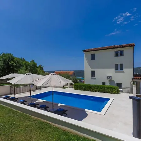 Villa Camellia mit privatem Pool im schönen und ruhigen Trget Ferienhaus