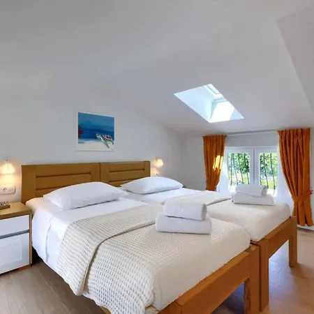Holiday home Schoene Camellia Mit Privatem Pool Trgetari