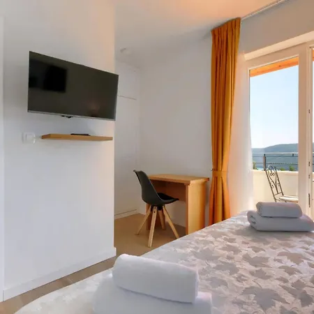 Schoene Camellia Mit Privatem Pool Vakantiehuis Trgetari